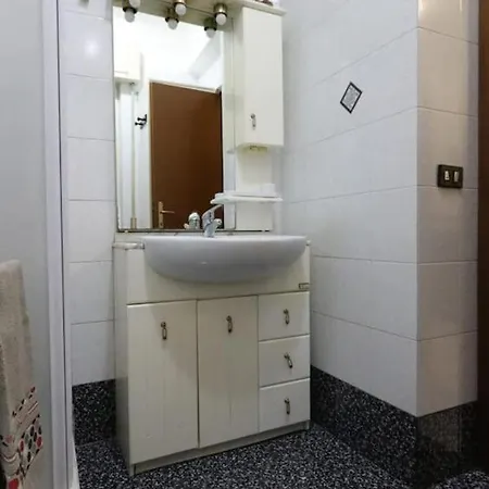 Pochi Passi Da San Pietro Metro A Cipro *